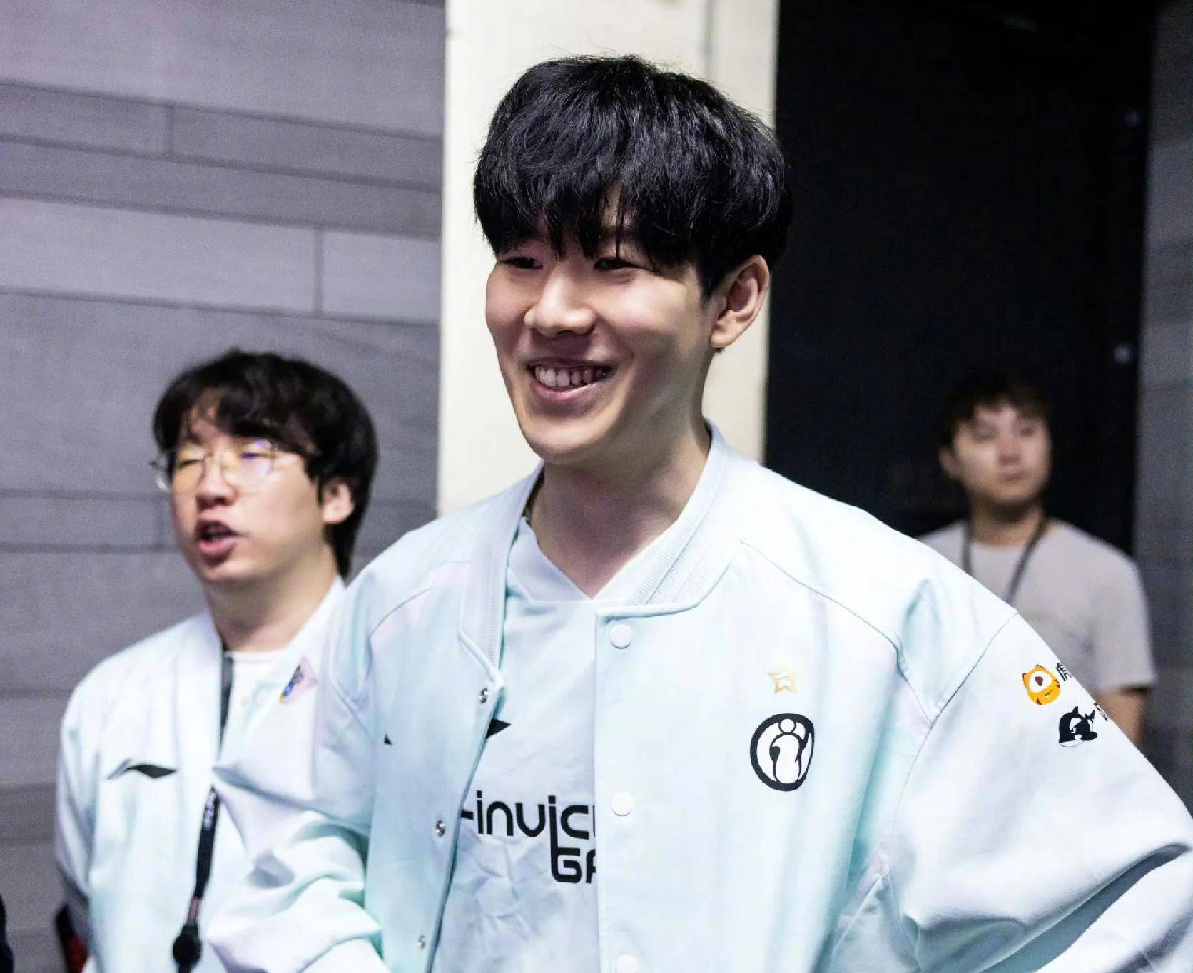 一个有吸引 一个有吸引